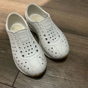 Robbie Natives- size 10 toddler- unisex